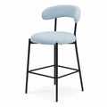 Sgabello in tessuto azzurro chiaro con struttura in metallo nero